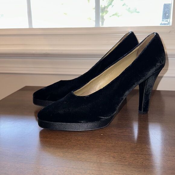 Yves Saint Laurent Suede Heels, Size 7.5 - Picture 4 of 13